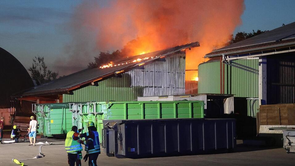 Oberste Priorität war es, den Fermenter auf der einen und die mit viel Technik ausgestatteten Gebäude der Biogasanlage auf der anderen Seite der brennenden Lagerhalle zu halten. Oberste Priorität war es, den Fermenter auf der einen und die mit viel Technik ausgestatteten Gebäude der Biogasanlage auf der anderen Seite der brennenden Lagerhalle zu halten.