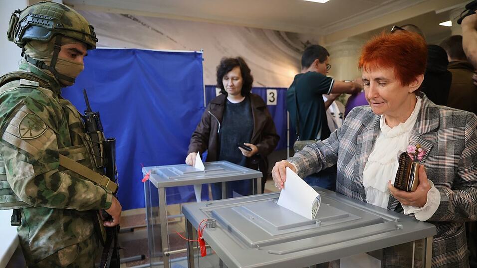 Erstmals nehmen auch die neuen von Russland besetzten Gebiete an einer Parlamentswahl teil. Erstmals nehmen auch die neuen von Russland besetzten Gebiete an einer Parlamentswahl teil.
