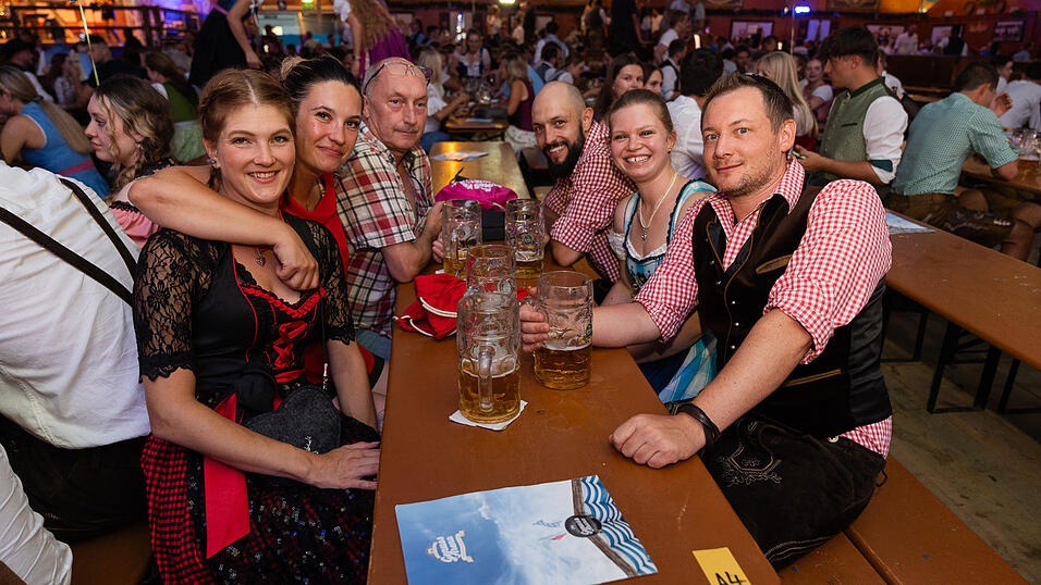 Die Partybilder vom Donnerstag, 17. August 2023, aus dem Festzelt Wenisch. Die Partybilder vom Donnerstag, 17. August 2023, aus dem Festzelt Wenisch.