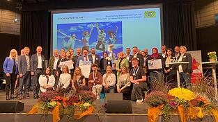 Politiker, Lehrer, Schüler und Unternehmer bezogen zusammen mit Staatssekretär Tobias Gotthardt (Mitte) am Motivationstag in der Fraunhoferhalle klar Position für die berufliche Bildung. Rund 1.100 Schülern nutzten die Gelegenheit, den Traumberuf zu finden.