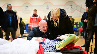 W&auml;hrend des gr&ouml;&szlig;ten Stromausfalls in der Berliner Nachkriegsgeschichte besucht Kai Wegner eine betagte Seniorin. Die Berliner haben nun aber ein ganz anderes Bild von ihrem Krisenmanager im Kopf.