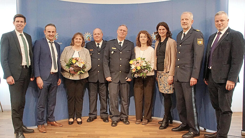 Von links: Landtagsabgeordneter Patrick Grossmann, B&uuml;rgermeister Josef Sch&uuml;tz, Martina Neft, der neue Polizeichef Josef Neft, der scheidende Polizeichef Thomas Wagner, Barbara Wagner, Landr&auml;tin Tanja Schweiger, der Oberpf&auml;lzer Polizeipr&auml;sident Thomas Sch&ouml;niger und Personalratsvorsitzender Christian Kiener.