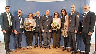 Von links: Landtagsabgeordneter Patrick Grossmann, B&uuml;rgermeister Josef Sch&uuml;tz, Martina Neft, der neue Polizeichef Josef Neft, der scheidende Polizeichef Thomas Wagner, Barbara Wagner, Landr&auml;tin Tanja Schweiger, der Oberpf&auml;lzer Polizeipr&auml;sident Thomas Sch&ouml;niger und Personalratsvorsitzender Christian Kiener.