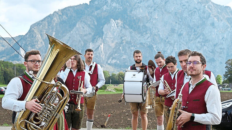 Die Stadtkapelle vor dem Einzug ins Festzelt Die Stadtkapelle vor dem Einzug ins Festzelt