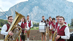 Die Stadtkapelle vor dem Einzug ins Festzelt Die Stadtkapelle vor dem Einzug ins Festzelt