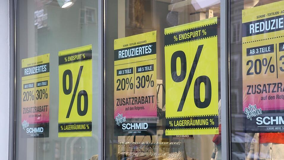 Im Modehaus Schmid gibt es Zusatzrabatte 'auf den Rotpreis'.