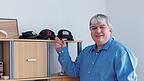 Beim Ausflug mit seinem Abgeordneten-Team hat Stefan Schmidt - vor einer kleinen Baseball-Kappen-Sammlung - letztes Jahr selbst den Schläger geschwungen. Ansonsten überlässt der Legionärsfan das lieber den Baseball-Profis.