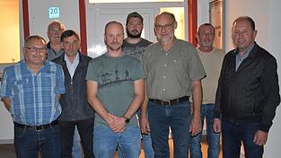 Sind froh, dass die Krieger- und Soldatenkameradschaft Dornach fortbesteht: Hans Sommersperger (v.l.), Franz Hallschmied, Josef Espertshuber, neuer Vorsitzender Michael Stahlhofer, Simon Zirngibl, 2. Vorsitzender Franz Zirngibl, Walter Straubinger und 3. Bürgermeister Max Schraufnagl.