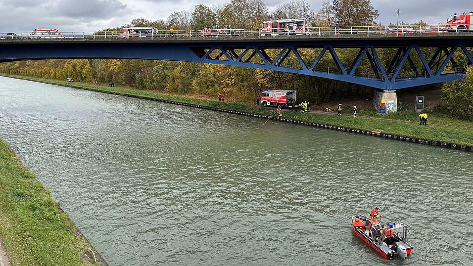 Rettungskräfte der Feuerwehr sind an der Unfallstelle auf der Bundesstraße 4 an einer Brücke über den Mittellandkanal im Einsatz. Rettungskräfte der Feuerwehr sind an der Unfallstelle auf der Bundesstraße 4 an einer Brücke über den Mittellandkanal im Einsatz.