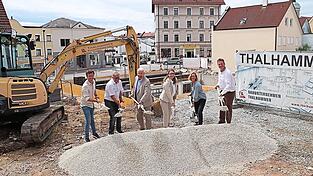 Beim offiziellen Spatenstich (von links): Stephan Thalhammer, Bauamtsleiter Gerhard Binner, Dr. med. Josef Reiter, Bürgermeisterin Sibylle Entwistle, Dr. med. Nicole Gill und Rudolf Thalhammer. Beim offiziellen Spatenstich (von links): Stephan Thalhammer, Bauamtsleiter Gerhard Binner, Dr. med. Josef Reiter, Bürgermeisterin Sibylle Entwistle, Dr. med. Nicole Gill und Rudolf Thalhammer.