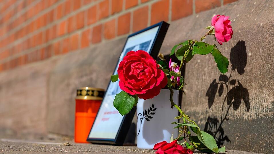 Nach dem Tod einer 16-Jährigen am Bahnhof Friedland steht ein Iraker unter dringenden Verdacht. Bundesinnenminister Drobrindt (CSU) sieht Versäumnisse der Behörden. (Archivbild) Nach dem Tod einer 16-Jährigen am Bahnhof Friedland steht ein Iraker unter dringenden Verdacht. Bundesinnenminister Drobrindt (CSU) sieht Versäumnisse der Behörden. (Archivbild)