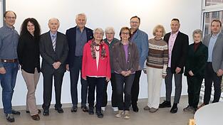 Wohnberater Gregor Steffens und Seniorenbeauftragte Carolin Völkner (von links) und Sozialamtsleiter Christoph Limmer (rechts) rahmen die Seniorenbeiratsmitglieder (ab Dritter von links) Franz Wölfl, Bernd Friedrich, Birgit Würfel, Ehrentraud Stadler, Edeltraud Nuhn, Rudolf Schnur, Ute Henschel, Winfried Wiethaler und Elke Hüls ein. Wohnberater Gregor Steffens und Seniorenbeauftragte Carolin Völkner (von links) und Sozialamtsleiter Christoph Limmer (rechts) rahmen die Seniorenbeiratsmitglieder (ab Dritter von links) Franz Wölfl, Bernd Friedrich, Birgit Würfel, Ehrentraud Stadler, Edeltraud Nuhn, Rudolf Schnur, Ute Henschel, Winfried Wiethaler und Elke Hüls ein.