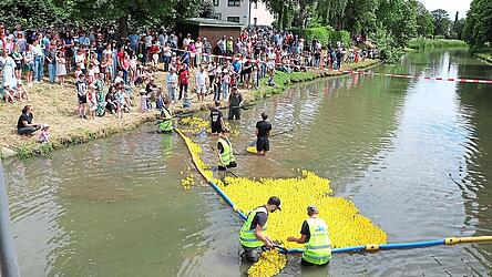 Zieleinlauf: Nach den Siegerenten trudelte der gro&szlig;e Pulk an der neuen Abensbr&uuml;cke ein.