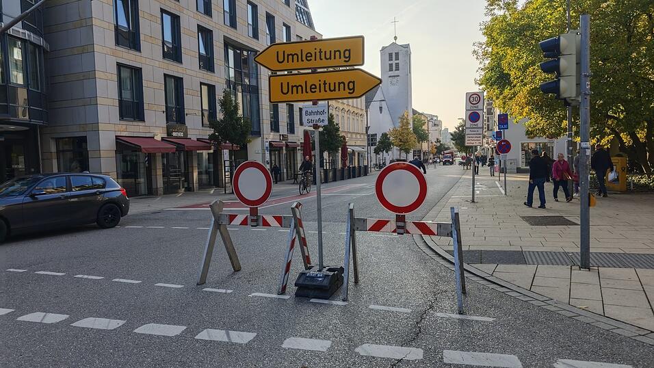 Die Bahnhofstraße wurde für die Anbringung gesperrt. Die Bahnhofstraße wurde für die Anbringung gesperrt.