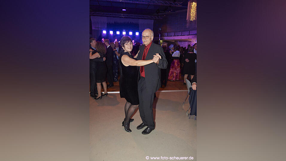 Die Metzgerzunft hat am Samstagabend in die Joseph-von-Fraunhofer-Halle eingeladen. Die Metzgerzunft hat am Samstagabend in die Joseph-von-Fraunhofer-Halle eingeladen.