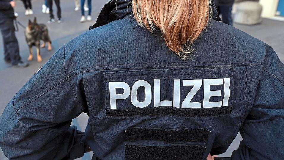 Für seine Rolle als falscher Polizist 'borgte' sich der Angeklagte kurzerhand die Uniform seiner damaligen Freundin. Für seine Rolle als falscher Polizist 'borgte' sich der Angeklagte kurzerhand die Uniform seiner damaligen Freundin.