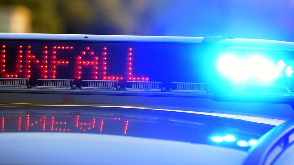 Ein Unfall mit mehreren Fahrzeugen, darunter einem Bus, hat einen Einsatz mit Rettungshubschraubern ausgelöst (Symbolbild) Ein Unfall mit mehreren Fahrzeugen, darunter einem Bus, hat einen Einsatz mit Rettungshubschraubern ausgelöst (Symbolbild)