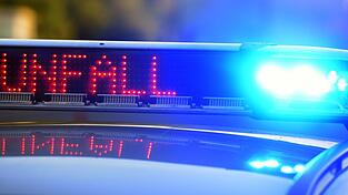 Ein Unfall mit mehreren Fahrzeugen, darunter einem Bus, hat einen Einsatz mit Rettungshubschraubern ausgelöst (Symbolbild)