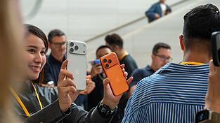 Das iPhone Pro gibt es in diesem Jahr erstmals in der Farbe Orange. Das iPhone Pro gibt es in diesem Jahr erstmals in der Farbe Orange.