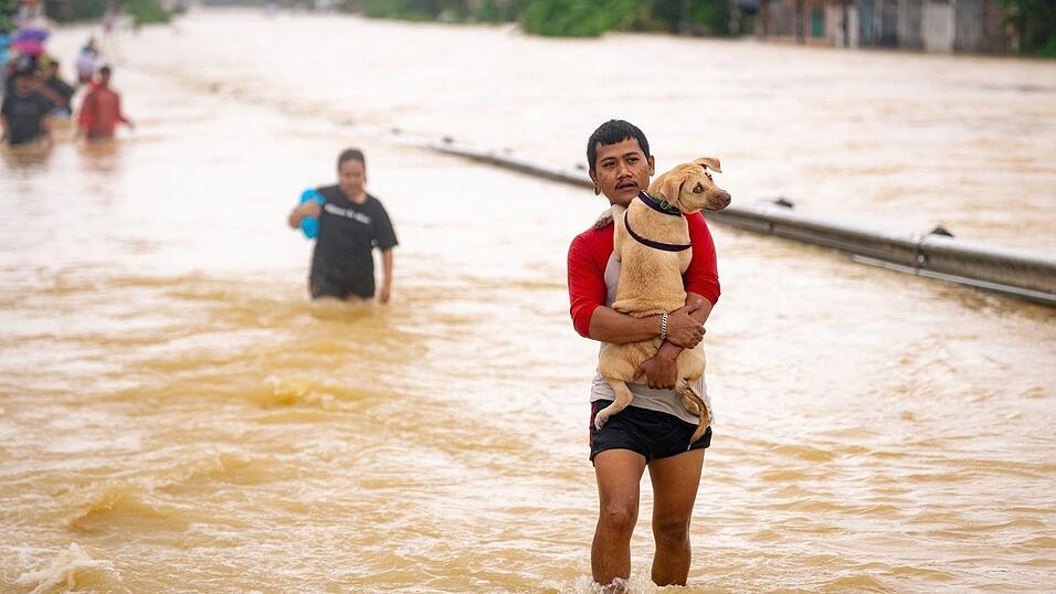 Hunderttausende sind in Südthailand auf der Flucht vor dem Hochwasser. Hunderttausende sind in Südthailand auf der Flucht vor dem Hochwasser.