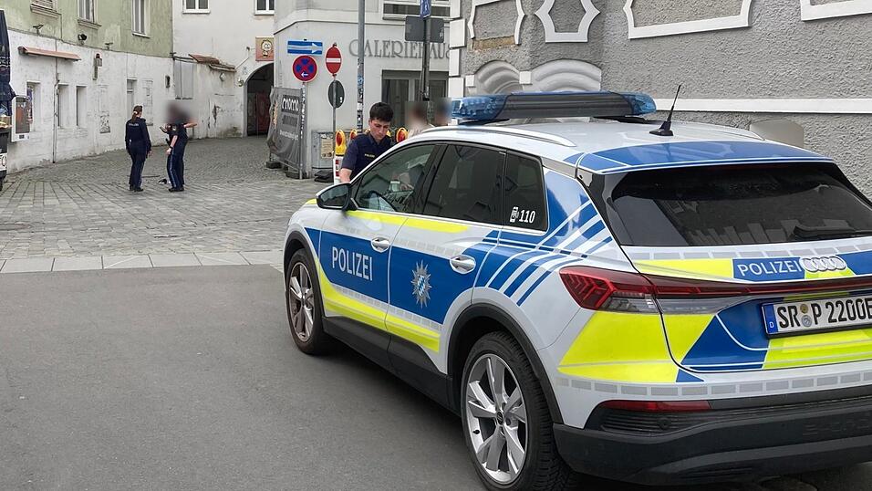 Polizeieinsatz in der Rosengasse am fr&uuml;hen Montagabend. gegen den mutma&szlig;lichen T&auml;ter (im Bildhintergrund) wird nun ermittelt.