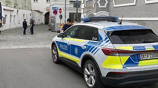 Polizeieinsatz in der Rosengasse am fr&uuml;hen Montagabend. gegen den mutma&szlig;lichen T&auml;ter (im Bildhintergrund) wird nun ermittelt.