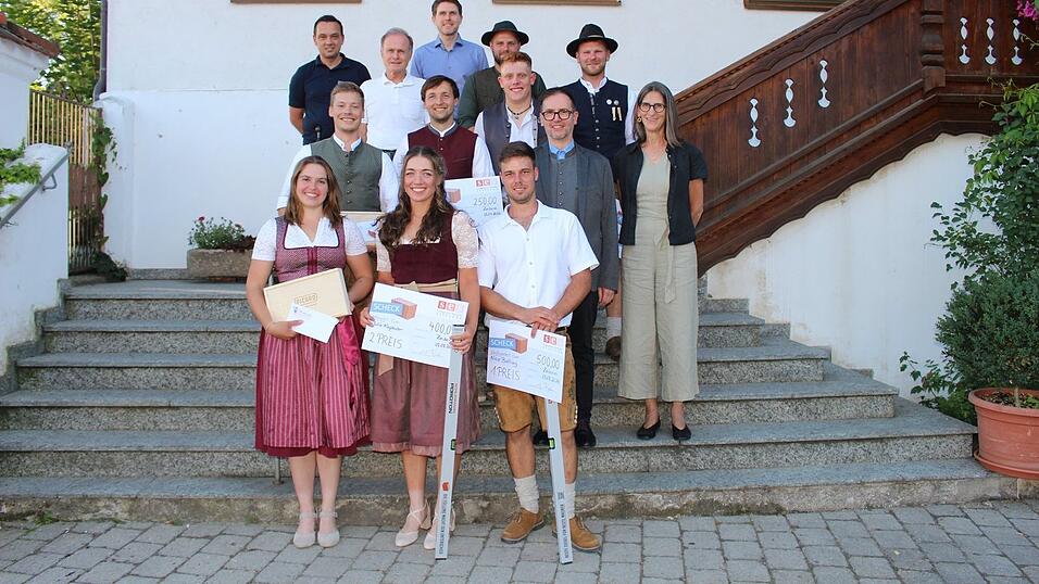 Die Absolventen des Meisterjahrgangs 2024-2026 der Fachschule f&uuml;r das Bauhandwerk nahmen ihre Meisterzeugnisse entgegen.