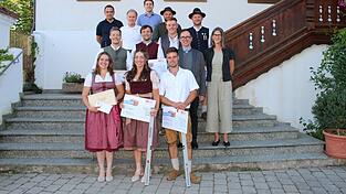 Die Absolventen des Meisterjahrgangs 2024-2026 der Fachschule für das Bauhandwerk nahmen ihre Meisterzeugnisse entgegen. Die Absolventen des Meisterjahrgangs 2024-2026 der Fachschule für das Bauhandwerk nahmen ihre Meisterzeugnisse entgegen.