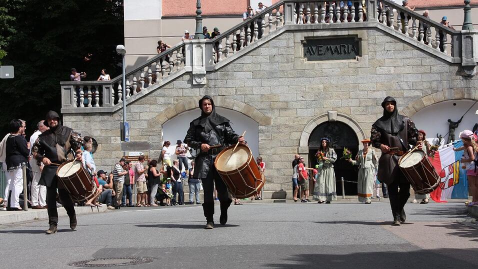 Die schönsten Augenblicke des historischen Drachenstich-Festzuges 2016. Die schönsten Augenblicke des historischen Drachenstich-Festzuges 2016.