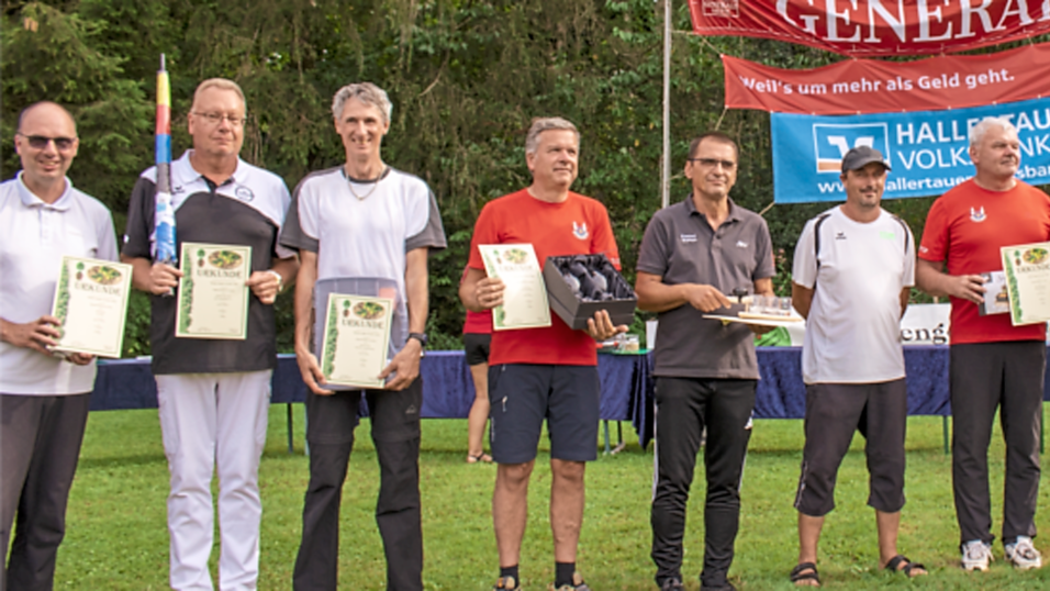 Die erfolgreichsten Bogenschützen stellten sich nach der Siegerehrung zum Gruppenbild. Die erfolgreichsten Bogenschützen stellten sich nach der Siegerehrung zum Gruppenbild.