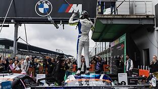 Der H&ouml;hepunkt in Alex Tauschers bisheriger Motorsportkarriere: Nach seinem Sieg im Porsche-Carrera-Cup-Rennen am 18. August auf dem N&uuml;rburgring steht er jubelnd auf seinem Dienstfahrzeug - gefeiert von Tausenden von Fans und umringt von Fotografen und Journalisten.