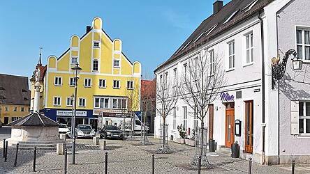 Aktuell ist der Bereich unweit des Rathauses leer. Im Sommer stehen dort Tische und St&uuml;hle.