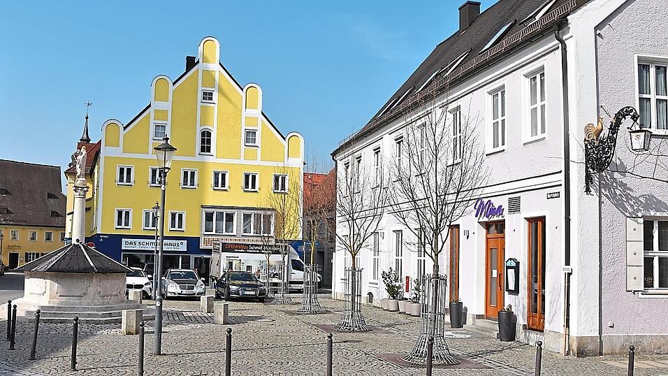 Aktuell ist der Bereich unweit des Rathauses leer. Im Sommer stehen dort Tische und St&uuml;hle.