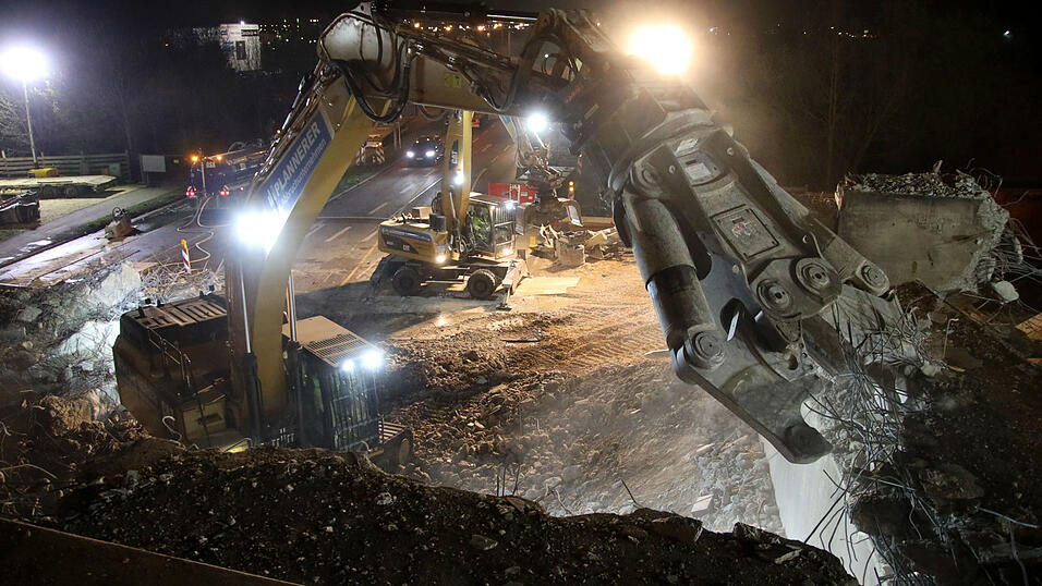 16 Br&uuml;cken &uuml;ber die Autobahn A3 m&uuml;ssenim Zuge ihres dreispurigen Ausbaus bei Regensburg abgerissen und neugebaut werden. Im Fr&uuml;hjahr 2019 war die n&ouml;rdliche Autobahnbr&uuml;cke &uuml;ber der Regensburger Max-Planck-Stra&szlig;e dran. Anfang Januar 2022 wird die Br&uuml;cke, die die B8 &uuml;ber die A3 f&uuml;hrt, abgerissen. Doch schon jetzt gibt es Auswirkungen auf den Verkehr.