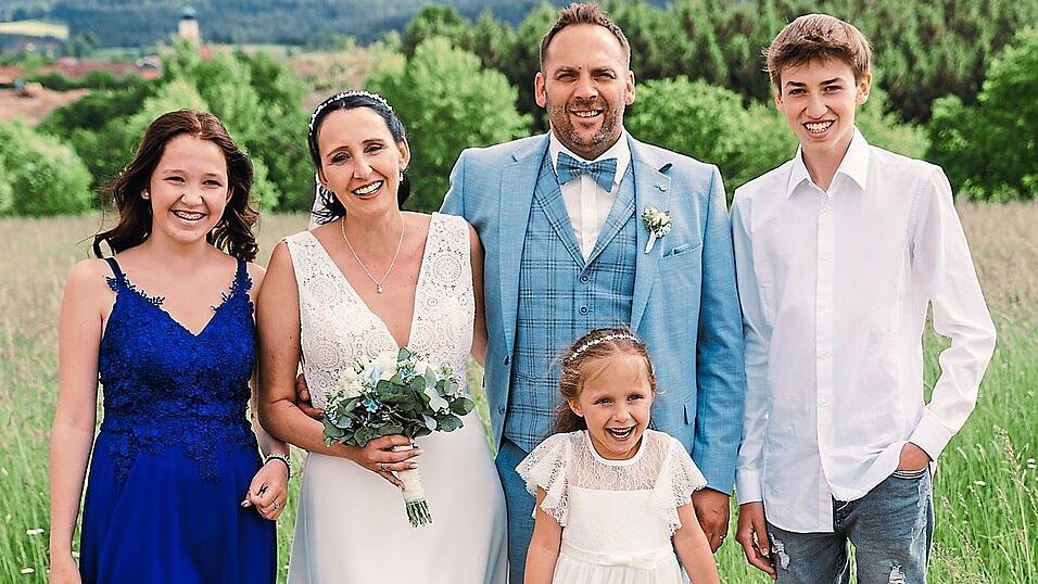 Im dritten Anlauf können sich Alexandra und Markus Brummer nun auch kirchlich das Ja-Wort geben. Mit ihnen freuen sich die drei Kinder Sisu-Elina, Chiara und Luca. Im dritten Anlauf können sich Alexandra und Markus Brummer nun auch kirchlich das Ja-Wort geben. Mit ihnen freuen sich die drei Kinder Sisu-Elina, Chiara und Luca.