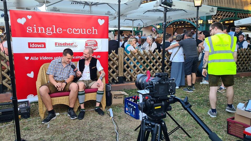 Langweilig wird es bei uns auf der Couch nie – dafür sorgen die sympathischen Gäste und die Moderatoren, die natürlich auch ihren Spaß haben.