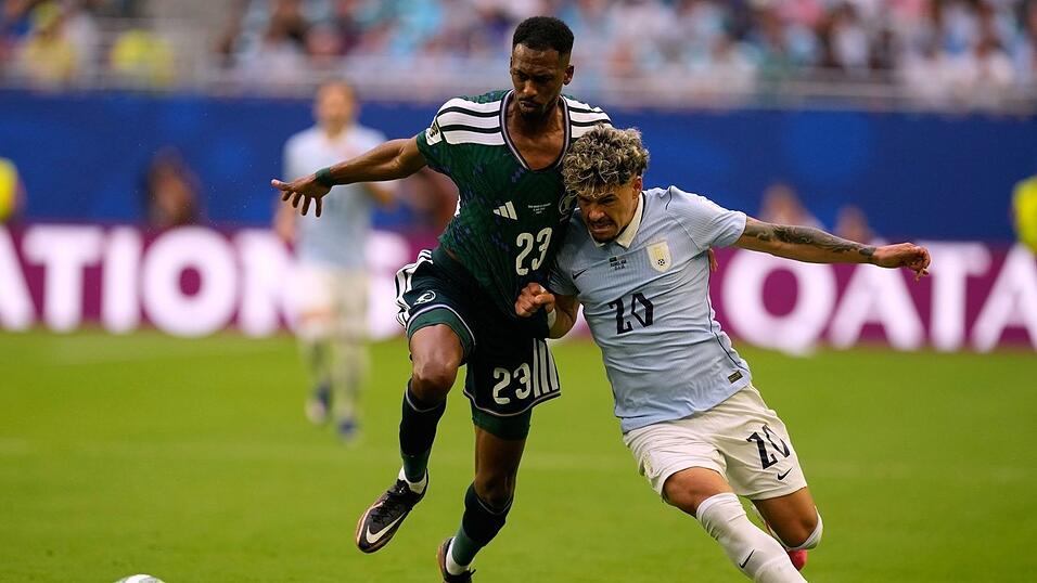 Das Spiel zwischen Uruguay und Saudi-Arabien war hart umkämpft. Das Spiel zwischen Uruguay und Saudi-Arabien war hart umkämpft.