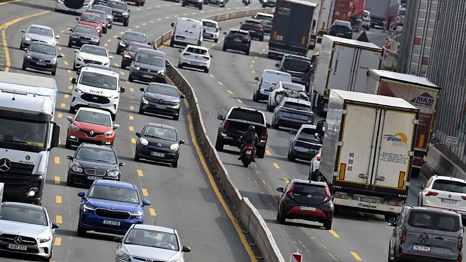 Die Menschen in Deutschland legen jedes Jahr kaum vorstellbare Strecken mit Autos zur&uuml;ck. (Symbolbild)