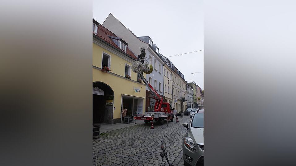 Die Winterbeleuchtung wird wieder installiert. Die Winterbeleuchtung wird wieder installiert.