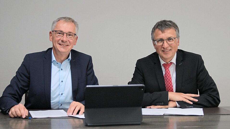 Sehen dem kommenden Schuljahr positiv entgegen: Landrat Werner Bumeder und Schulamtsdirektor Stefan Pielmeier. Foto: Wimmer Sehen dem kommenden Schuljahr positiv entgegen: Landrat Werner Bumeder und Schulamtsdirektor Stefan Pielmeier. Foto: Wimmer