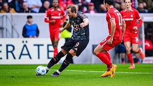 Harry Kane (l) trifft wieder aus dem Spiel heraus.