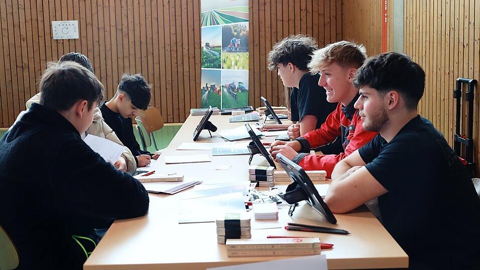 Horsch-Leeb bietet eine ganze Palette an Möglichkeiten: Praktikas, Ausbildung, Duales Studium - in zahlreichen Berufsfeldern. Horsch-Leeb bietet eine ganze Palette an Möglichkeiten: Praktikas, Ausbildung, Duales Studium - in zahlreichen Berufsfeldern.