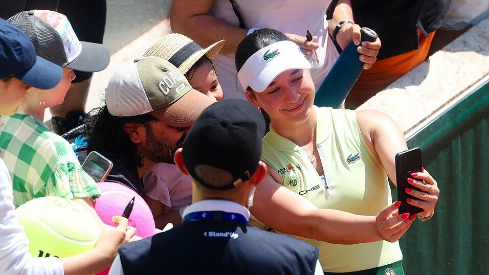Eva Lys macht Selfies mit den Fans.