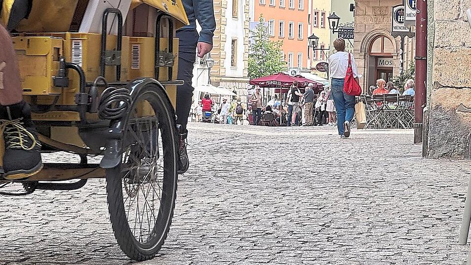 Vom Haidplatz über das Alte Rathaus bis zum Kohlenmarkt zieht sich das historische, aber auch buckelige Kopfsteinpflaster. Das ist nicht nur bei Radfahrern berüchtigt. Vom Haidplatz über das Alte Rathaus bis zum Kohlenmarkt zieht sich das historische, aber auch buckelige Kopfsteinpflaster. Das ist nicht nur bei Radfahrern berüchtigt.
