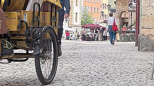 Vom Haidplatz über das Alte Rathaus bis zum Kohlenmarkt zieht sich das historische, aber auch buckelige Kopfsteinpflaster. Das ist nicht nur bei Radfahrern berüchtigt. Vom Haidplatz über das Alte Rathaus bis zum Kohlenmarkt zieht sich das historische, aber auch buckelige Kopfsteinpflaster. Das ist nicht nur bei Radfahrern berüchtigt.
