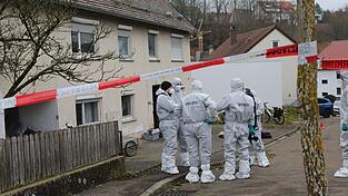 Einsatzkräfte begutachten einen Tatort in Illerkirchberg (Alb-Donau-Kreis).