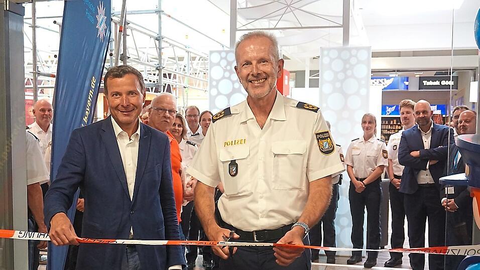Polizeipräsident Thomas Schöniger und DEZ-Geschäftsführer Thomas Zink (links) durchschnitten das Band zur Eröffnung. Polizeipräsident Thomas Schöniger und DEZ-Geschäftsführer Thomas Zink (links) durchschnitten das Band zur Eröffnung.