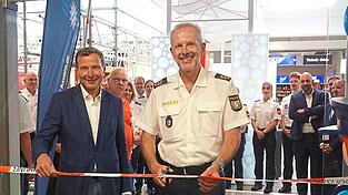 Polizeipräsident Thomas Schöniger und DEZ-Geschäftsführer Thomas Zink (links) durchschnitten das Band zur Eröffnung.