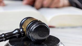Die Polizei hat ein mutmaßliches Reichsbürgerpärchen in einem Mainburger Anwesen festgenommen. Jetzt wurden sie in Baden-Württemberg verurteilt. Die Polizei hat ein mutmaßliches Reichsbürgerpärchen in einem Mainburger Anwesen festgenommen. Jetzt wurden sie in Baden-Württemberg verurteilt.
