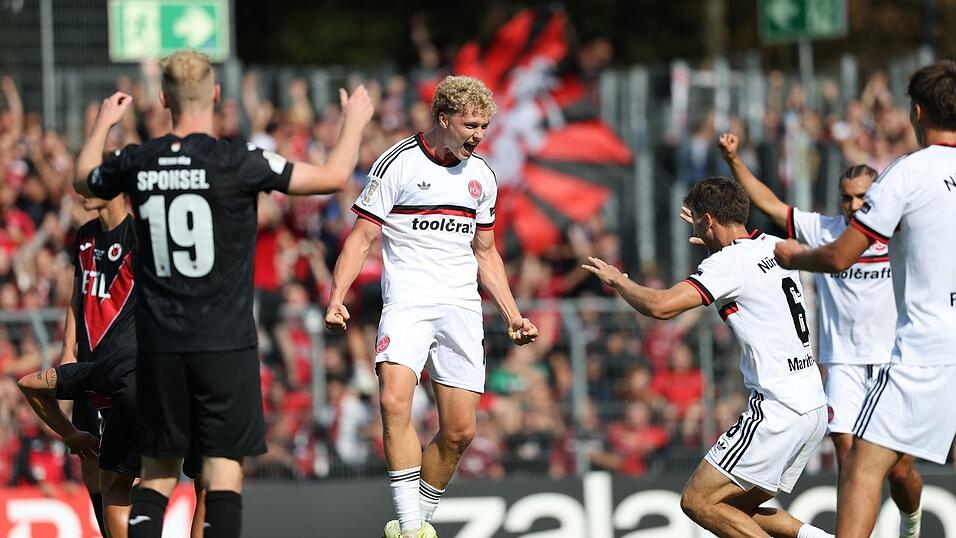 FCN-Profi Piet Scobel (m) feierte seinen Treffer zum 1:0. FCN-Profi Piet Scobel (m) feierte seinen Treffer zum 1:0.